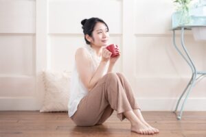 ホットハーブティーを飲む女性